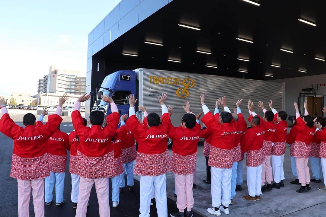 のインスタグラム：「Today, our newest factory, which started operation in #Nasu, Japan at the end of last month, has celebrated its first shipment of products. From this factory responding to future technological innovations, we will deliver the highest quality products and beauty to more people around the world.  Learn more: https://www.shiseidogroup.com/news/detail.html?n=00000000002798  #shiseidofactory #skincare #factory #cosmeticsfactory #ShiseidoNasuFactory #Shiseido #innovation #資生堂那須工場 #初出荷 #那須 #化粧品工場 #工場 #資生堂 #资生堂」