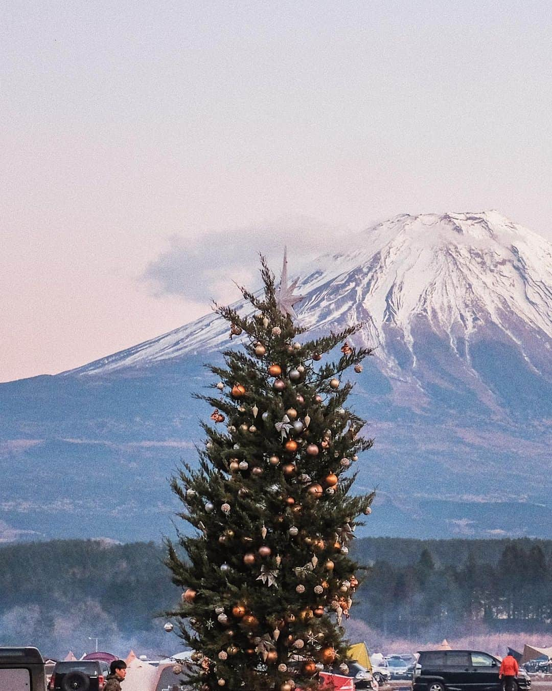 Y U R I Eさんのインスタグラム写真 - (Y U R I EInstagram)「Happy Holidays！🎁 たのしいクリスマスを🎅🏻🎄🗻💕 #mtfuji#fujisan#christmastree#explorejapan#富士山#クリスマスツリー#gooutcamp冬#クリスマス#1224」12月24日 17時30分 - yuriexx67