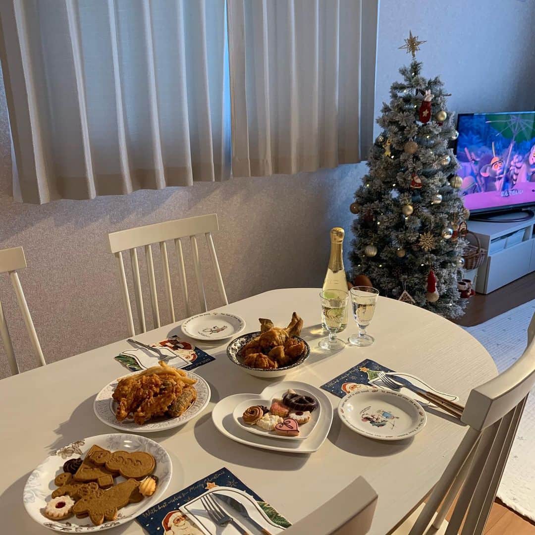 大和田南那さんのインスタグラム写真 - (大和田南那Instagram)「昨日はあかねこさんのお家で﻿ クリスマスホームパーティーをしました🥂﻿ ﻿ チキン食べてシャンメリーで乾杯して﻿ クリスマスの映画を観て﻿ お話しながらゆったり過ごすの﻿ すごく楽しかった~🎄 ﻿ ﻿ R君の成長も感じられて幸せでした、、🥺﻿ 次は新年会で♡」12月24日 17時31分 - nanaowada_official