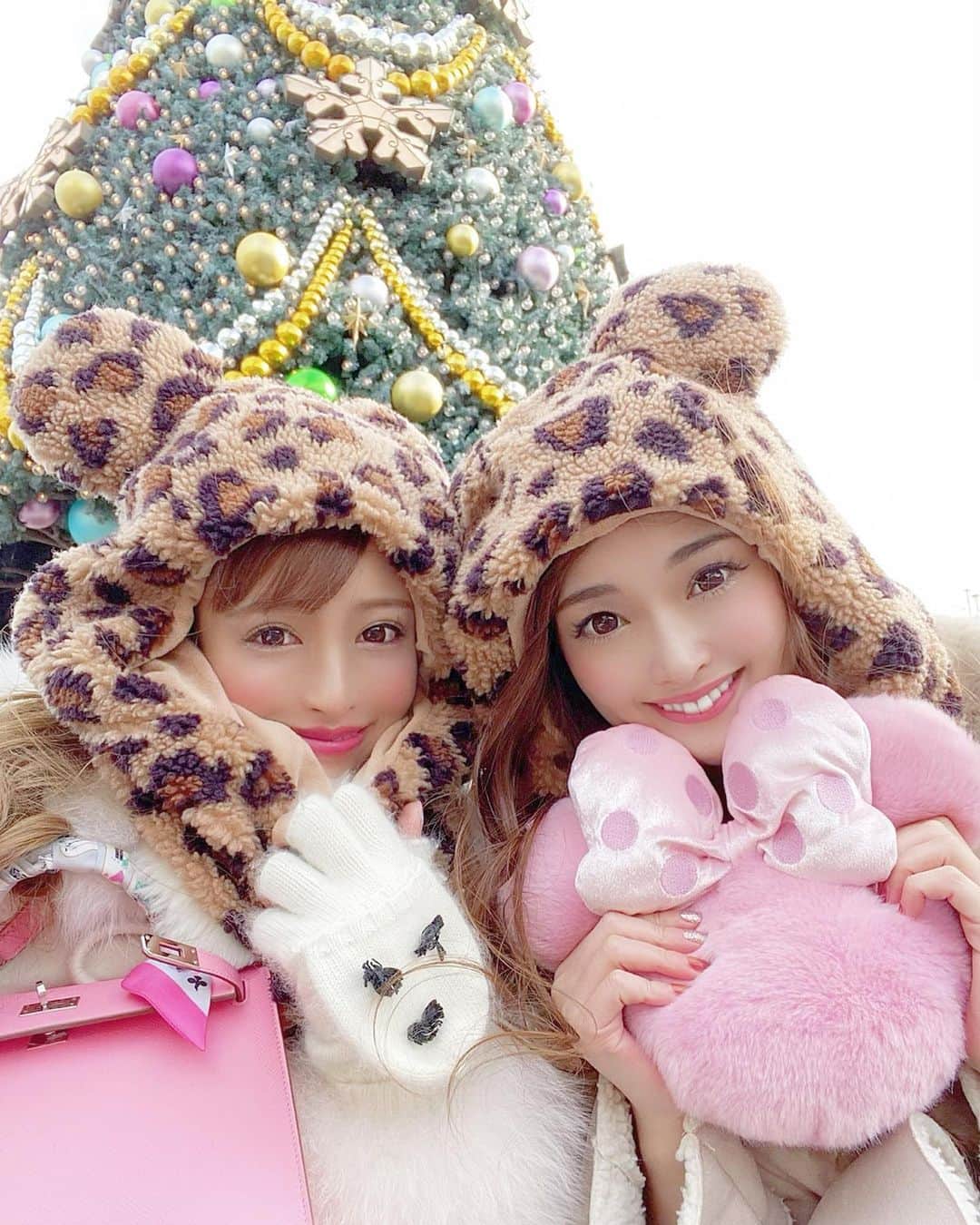 のインスタグラム：「🎄💋🎅✨🤶⭐️ 最高の #クリスマスイブ　🥳✌️💕 @yanooochan に 誘われついて行ったら 夢の国に...🙈💕 嬉しすぎる🥳💕 💋💋🎅💋💋 朝早起きして行ったから ポカポカ気持ちよかったです🌞 パワースポットすぎ‼️‼️ クリスマス🎄の #disneysea はさらに キラキラ🤩で素敵でした🥳❣️ 癒されたぁぁ🌱 矢野ぴ🐢ありがとう🐸🐟w  #love #happy #christmas  #クリスマス #クリスマスイブ #クリスマスツリー #ディズニーシー #christmasdisney」