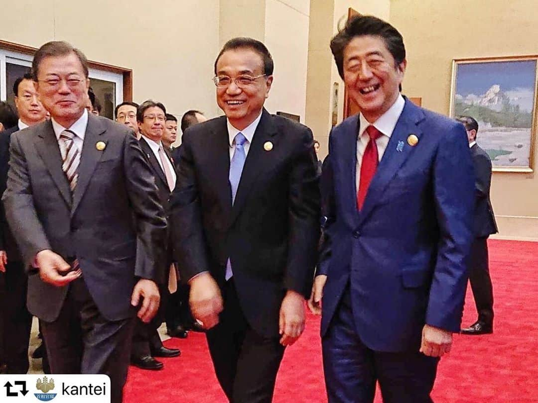 安倍晋三さんのインスタグラム写真 - (安倍晋三Instagram)「#repost @kantei ・・・ 日中韓サミットでは、北朝鮮による度重なる弾道ミサイル発射に対し、強い懸念を共有しました。更なる挑発行動は自制すべきであります。朝鮮半島の完全な非核化に向けて、米朝プロセスを支持するとの一致したメッセージを発しました。 . #日中韓サミット #中国 #成都 #🇨🇳 #李克強 首相 #🇰🇷 文在寅 大統領 #首脳会談 #summitmeeting with #CHINA #KOREA #🇯🇵 #オフショット 📸 @shinzoabe」12月24日 17時35分 - shinzoabe