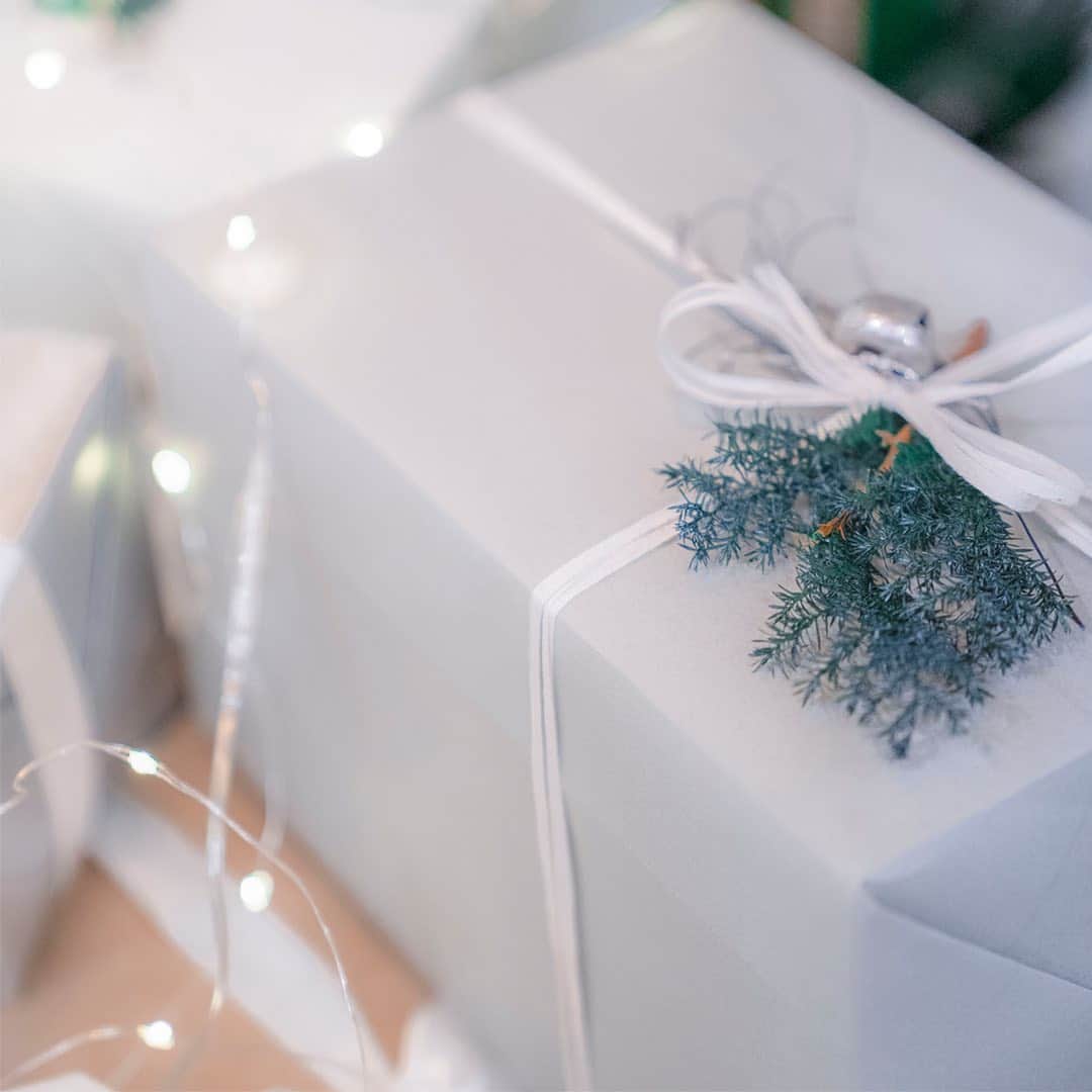 BOTANIST Tokyo（ボタニスト トウキョウ）さんのインスタグラム写真 - (BOTANIST Tokyo（ボタニスト トウキョウ）Instagram)「今日は #クリスマスイヴ ですね🎄 早いもので、11月に飾ったクリスマスの飾り付けを眺めるのもあと少し。 毎日あっという間に過ぎていきますね❄️ 大切な方へのクリスマスプレゼントはもう準備できましたか？🎁✨ まだの方、ぜひ #botanisttokyo にお立ち寄りください。 ご自身へのご褒美にもぴったりのギフトが見つかるかも…🤗 ⠀⠀ 【明日までのイベント&メニュー】 ✔︎ 限定のホリデーホットチョコレート ✔︎ 3,000円以上のご購入でロゴ入りポーチをプレゼント！  #ボタニストトウキョウ #botanistcafe #BOTANIST #ボタニスト ⠀⠀ 🛀@botanist_official 🌍@botanist_global 🇨🇳@botanist_chinese」12月24日 17時45分 - botanist_tokyo