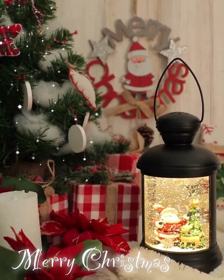 東京堂アーティフィシャルフラワーMAGIQのインスタグラム：「令和初めてのクリスマス🎄 楽しいクリスマスを過ごせるよう心からお祈りいたします🎅 ・ I wish you a joyful Christmas from the bottom of my heart💝 ・ 衷心希望你有一個愉快的聖誕節 🎅 ・ 줄거운 크리스마스 보내세요 🎄 ・ XU5032 ランタンサンタ XV1602 ロッキージュートツリー FX6321 エリザベートポインセチアスプレー XO6304 ブロックレッドボックス XO1821 リトルクリスマスオーナメント XO1714 ファブリックスターアソート XO6305　ギンガムレットボックス ・ ・ 🎍新春キャンペーン開催中❗️ ・○期間:‪12月12日(木)〜1月5日(日) ・‬ 🔸参加方法🔸 今回から簡単になりました❗️ ・ ・@magiq.jp を必ずフォロー ・ ・#magiq新春2020  を付けて投稿 🚨・ ・①フォロー&ハッシュタグがない と対象外となります・ ・②開催期間外(12/12より前に投稿した、写真にハッシュタグをつけたものは無効になります ・ ・⚠️本年より、１年間の間で入賞は おひとり様1回とさせていただきます。・ ・  #TOKYODO#MAGIQ#MAGIQのある暮らし#東京堂#アーティフィシャルフラワー#アーティフィシャル#アートフラワー#造花#花のある暮らし#花のある生活 #花好きな人と繋がりたい#フラワーデザイン#フラワーアレンジメント#フラワーアレンジ#クリスマス#花が好き#花を飾る#Christmas#artificialflower #flowerofinstagram #flowersoninstagram#winterflowers #花藝#插花#花藝課#保鮮花#不凋花#꽃스타그램#조화화분」