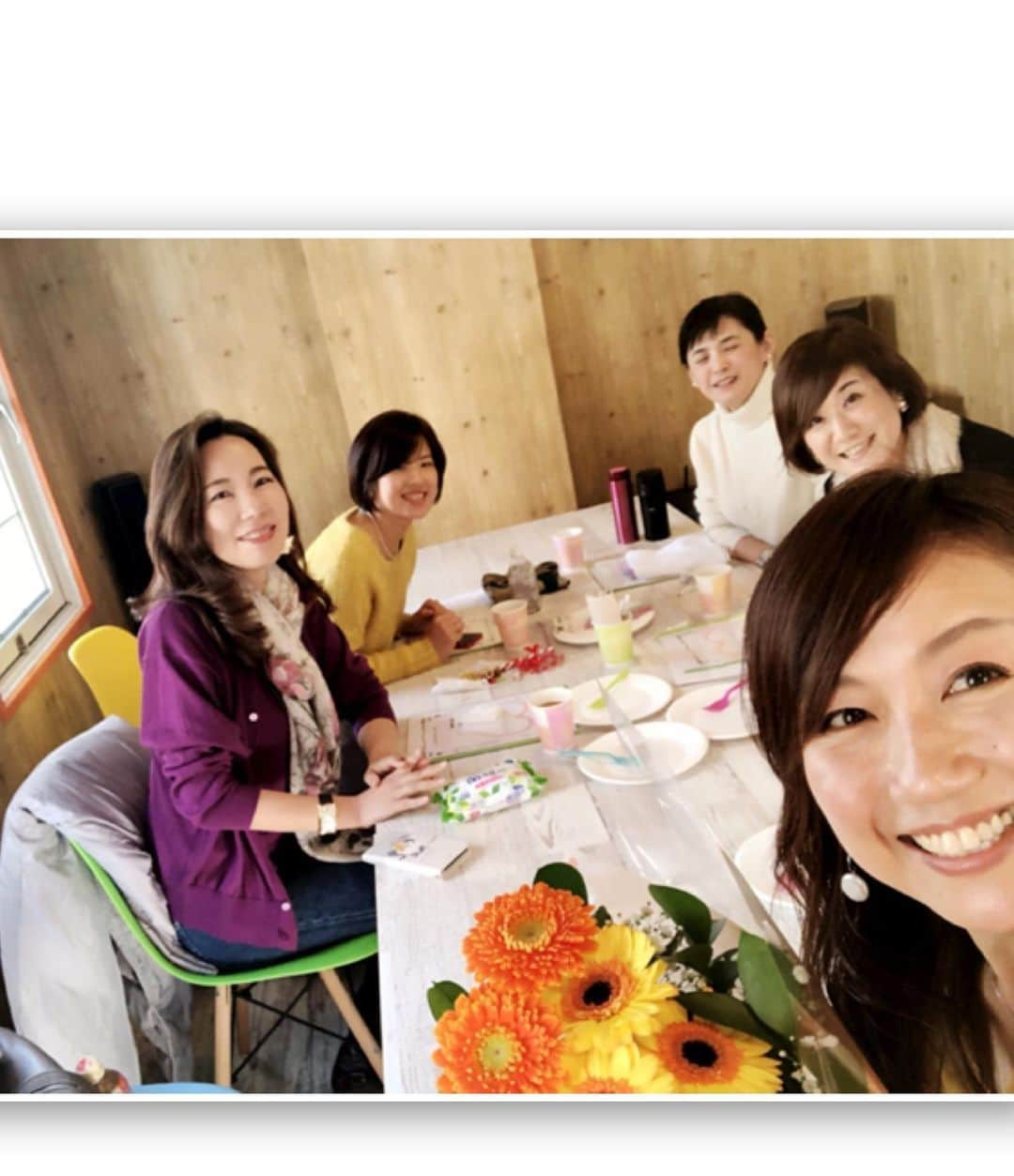 小林万希子さんのインスタグラム写真 - (小林万希子Instagram)「講座中にサプライズバースデー🎂 ・ 嬉しすぎました😢❤️ ・ 腹式呼吸のバースデーソングをいただいて✨笑 ・ 皆と食べたケーキが美味しくて💕 ・ 私をイメージした花束まで💐 ・ 本当にありがとうございました🙏✨ ・ すっかり終わった行事だったので、本当に驚いた💦 ・ こちらこそいつも本当に感謝です✨ありがとう❤️🙏 ・ これからもよろしくお願いします🤲😉 ・ ・ #サプライズバースデー  #本当にありがとう 💕 #嬉しかった 😊 #バースデーケーキ  #happybirthday  #可愛い ❤️😍 #花束💐  #好きな色  #好きな花 💕 #ガーベラ  #ひまわり  #私のイメージで作ってくれた ！ #嬉しい 😆 #皆に感謝  #こちらこそいつもありがとう 😌💕」12月24日 17時39分 - macky1218