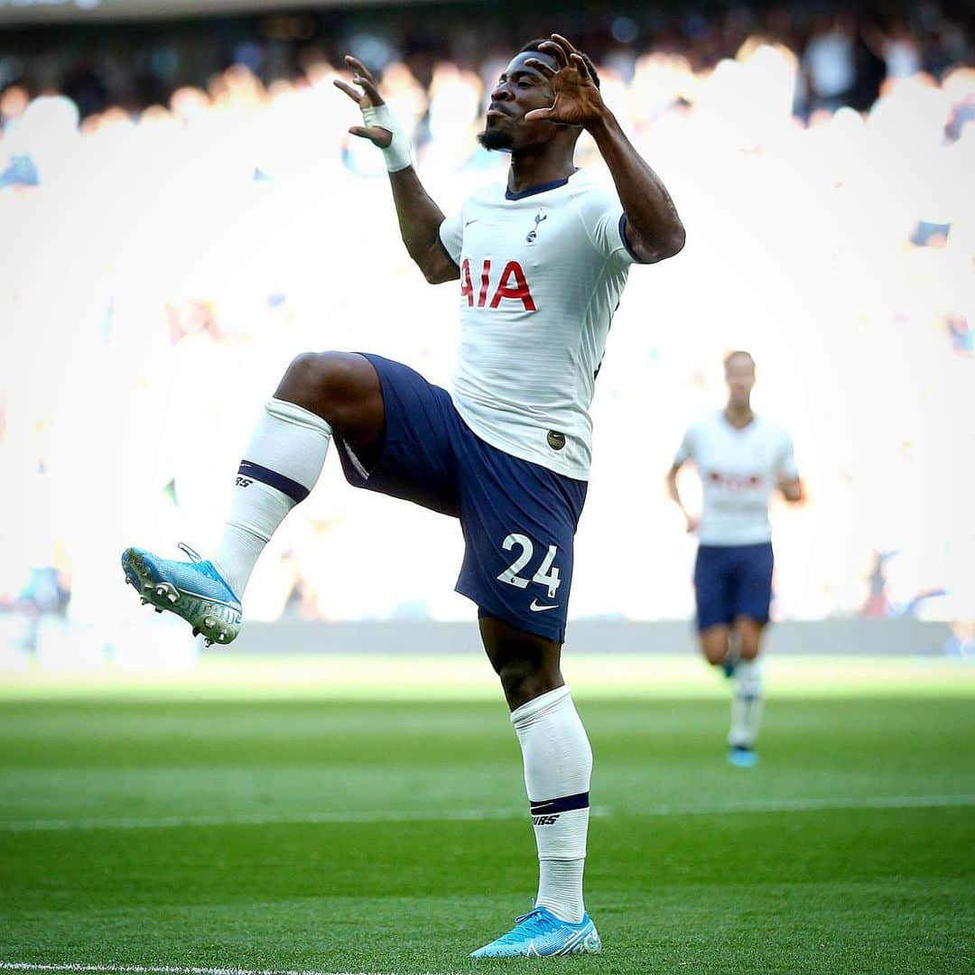 トッテナム・ホットスパーFCさんのインスタグラム写真 - (トッテナム・ホットスパーFCInstagram)「🇨🇮 Happy birthday, @sergeaurier! 🎉 #COYS #THFC」12月24日 17時42分 - spursofficial