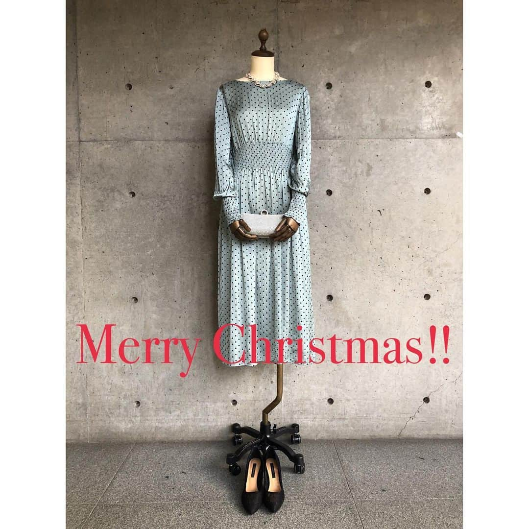 TIARAさんのインスタグラム写真 - (TIARAInstagram)「✳︎Merry Christmas✳︎ きよしこの夜、皆さまどうお過ごしですか？ 今年は平日の真ん中のクリスマス。 ゆっくり自宅で迎える人もいるかと思います。 平日でも、しっかりお出かけする人はとってもhappyですね🎄羨ましいです✨ ・ ★ゆっくりする時間の方には是非、自分用にクリスマスプレゼントを選ぶのも、良いかもです。 年末に向けて慌ただしい毎日が進んでいると思います。ホリデーシーズンを迎える準備はお済みですか？ 暖かい室内で暖かい食事とポチポチTimeを楽しんで♪♪♪ ・ ★お出かけの方は、天気が良く空気が澄んでいるので イルミネーション✨は綺麗かも。 素敵な夜をお過ごし下さい💓 ・ dress ¥29000＋tax ・ ・ ・ #tiaramelrose #christmas #merrychristmas #xmaspresent #xmasstyle #メリークリスマス🎄 #プレゼント選び #嬉しいプレゼント #綺麗めコーデ #きちんとコーデ #ドット柄ワンピース #ドット柄 #dresstime #ドレスアップ #クリスマスデート #デートスタイル #デートコーディネート」12月24日 17時42分 - tiara_melrose