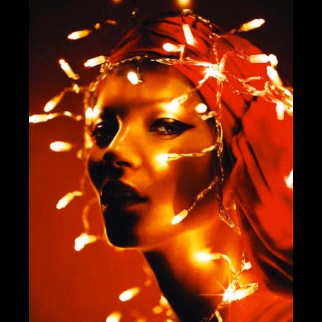 アレクシマビーユのインスタグラム：「Merry Christmas 🎄 Kate picture @mariotestino for @vogue @katemossagency #alexismabille #katemoss #mariotestino #vogue #guirlande #light #shine #electric #nightbird #icon #christmas #merrychristmas #christmaswish #timeless #beauty #december」