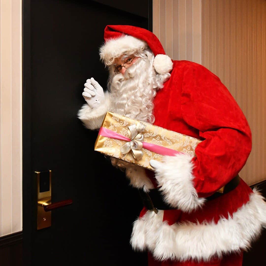 ロイヤルパークホテルさんのインスタグラム写真 - (ロイヤルパークホテルInstagram)「＼サンタクロースがやってきた🎅／﻿ シェフズダイニング シンフォニーでは、ブッフェを楽しむお客様の前にサンタクロースが登場！宿泊プランでは、サンタクロースがお部屋までプレゼントをお届け🎁﻿ 本日も笑顔の子供たちでロイヤルパークホテルはにぎわっています。﻿ ﻿ ＼Santa Claus has come to Royal Park Hotel🎅／﻿ At Chef's Dining Symphony, guests enjoying the buffet received a visit from Santa Claus!Guests who book our accommodation plan will also receive presents delivered directly to their hotel room by Santa himself🎁﻿ We hope all the children enjoying Christmas at Royal Park Hotel have a magical day!﻿ ﻿ #ロイヤルパークホテル #ロイヤルパーク #水天宮 #人形町 #日本橋 #粋な街の意気なおもてなし #大人女子 #東京旅行 #東京観光 #クリスマス2019 #クリスマスイブ #クリスマスイヴ #クリスマスツリー #クリスマスイベント #サンタ #サンタクロース #サンタさん﻿ #royalparkhotel #royalpark #royalparkhoteltokyo #ChicTokyoStay #nihonbashi #thepreferredlife #ipreferrewards #ilovetokyo #tokyotrip #tokyotravel #christmas2019 #christmasdecoration #christmasevent」12月24日 17時47分 - royalparkhotel.tokyo