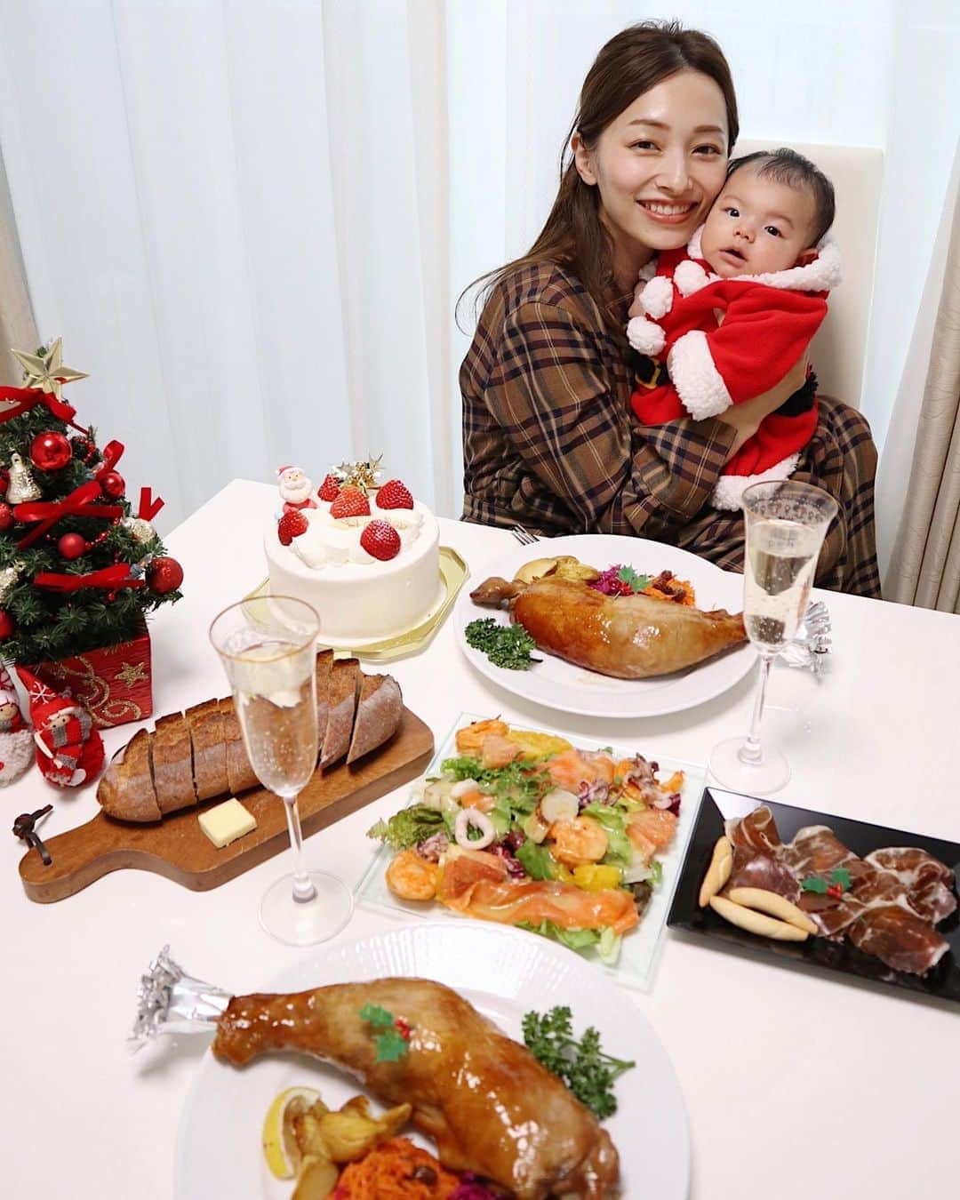 吉田理紗さんのインスタグラム写真 - (吉田理紗Instagram)「娘と過ごす初めてのクリスマス🎄 今年は買ってきたものを並べただけですが 家族で美味しいものを食べるクリスマス会は 最高に幸せでした❤︎ちなみに今日はケンタッキー🍗 #クリスマス #クリスマス会 #おうちクリスマス #家族でクリスマス #になの毎日 #女の子ママ #3ヶ月ベビー #サンタコス」12月24日 17時48分 - yoshirisaa