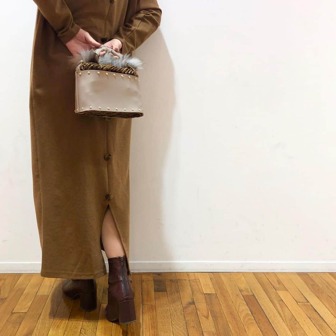 のインスタグラム：「. . ラムジーバスケット No.16022 Color:Black,Beige Price:¥12,000(＋tax) . . 東急プラザ表参道原宿店 Tokyu Plaza Omotesando Harajuku 📞03-6804-1361 OPEN/11:00〜21:00 . . #jewelnarose #ジュエルナローズ#tokyo #harajuku #原宿#東急プラザ表参道原宿#新作#表参道#秋コーデ#お出かけコーデ#デートコーデ#ミニバッグ #カゴバッグ #クリスマスコーデ#tokyuplaza#omotesando#shibuya#shoulderbag#sightseeing #autumn#winter#cordinate#kawaii#fashion#christmas#东京#旅游#日本旅游」