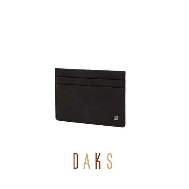 DAKS Koreaさんのインスタグラム写真 - (DAKS KoreaInstagram)「#연말선물 사랑하는 사람들과 한 해 동안 고마웠던 나에게 따뜻한 캐시미어 머플러와 심플하고 모던한 지갑을 선물하세요. 2019년의 마지막과 2020년의 처음을 장식할 닥스 아이템입니다. _ #DBMU9F903G2 #DBHO0E461BK #DBHO0E462E3 #DBHO0E463BK #DBHO0E465E3 _ #닥스 #닥스코리아 #닥스엑세서리 #DAKS #DAKSACCESSORIES #Lfmall #19FW #FW컬렉션 #머플러 #캐시미어머플러 #체크머플러 #남자지갑 #지갑추천 #커플지갑 #연말룩 #연말코디」12月24日 18時00分 - dakskorea_accessories