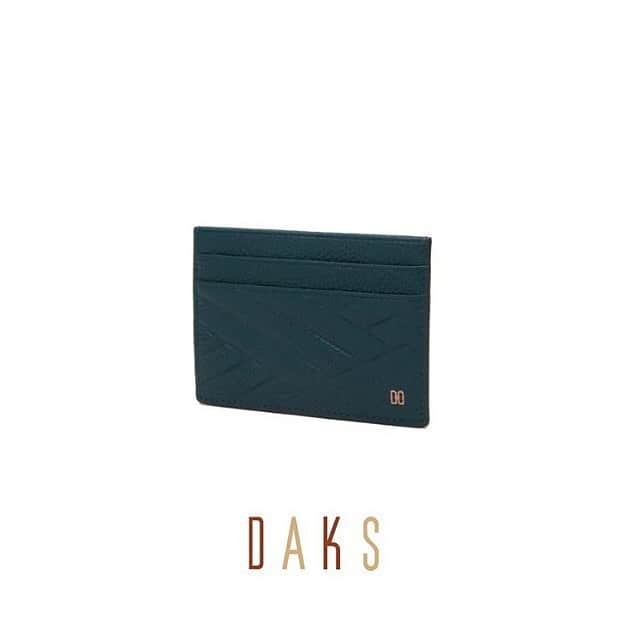 DAKS Koreaさんのインスタグラム写真 - (DAKS KoreaInstagram)「#연말선물 사랑하는 사람들과 한 해 동안 고마웠던 나에게 따뜻한 캐시미어 머플러와 심플하고 모던한 지갑을 선물하세요. 2019년의 마지막과 2020년의 처음을 장식할 닥스 아이템입니다. _ #DBMU9F903G2 #DBHO0E461BK #DBHO0E462E3 #DBHO0E463BK #DBHO0E465E3 _ #닥스 #닥스코리아 #닥스엑세서리 #DAKS #DAKSACCESSORIES #Lfmall #19FW #FW컬렉션 #머플러 #캐시미어머플러 #체크머플러 #남자지갑 #지갑추천 #커플지갑 #연말룩 #연말코디」12月24日 18時00分 - dakskorea_accessories