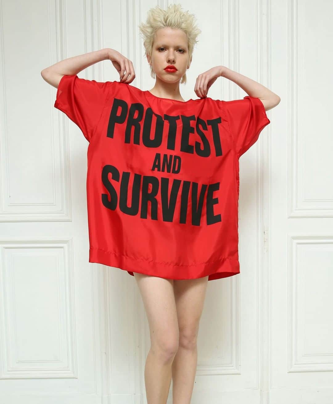 のインスタグラム：「This year has been a wonderful one, seeing the fashion industry beginning to take its environmental impact seriously. We must keep protesting in order for all the words and promises to translate into real CLIMATE ACTION. ⠀ Continue to PROTEST and we, our planet and the generations to come will SURVIVE.」