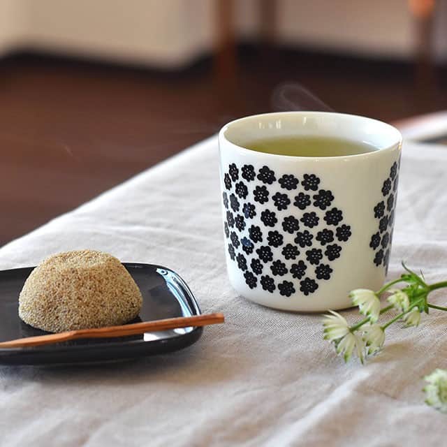のインスタグラム：「. ＼キナリノモール／marimekko｜PUKETTI　ラテマグ/マグカップ . －－－－－－－－－ 小さな花を集めた可憐なブーケ「PUKETTI」の新色マグ . マグカップとラテマグの2種類をご用意。 250ml入るマグはいわゆるスタンダードな大きさ。あらゆるシーンで活躍してくれます。朝のホットコーヒーや、お友達とのティータイム、使う度楽しい気分にさせてくれそうです。 ラテマグは、コロンとしたフォルムがかわいくて、コレクターの方も多いアイテム。オーブンもレンジもOKなので、キッシュを焼いたり、プリンを焼いたり、茶碗蒸しを作ったり、ぜひお料理やスイーツ作りにもお使いください。 自分用はもちろん、ギフトにもおすすめです＊ . －－－－－－－－－ https://kinarino-mall.jp/item-44346 . . ▶画像をタップすると詳細情報をご覧いただけます。 . ▶キナリノアプリでも販売中！ 「お買いもの」→「インスタグラム掲載アイテム」 ※ダウンロードはプロフィールリンクから(@kinarino_official) . . #キナリノモール #キナリノ #丁寧な暮らし #暮らし #マグカップ #ラテマグ #マリメッコ #プケッティ #食卓 #シンプル #ブーケ #cortina #marimekko #PUKETTI #mugcup #teatime #table .」