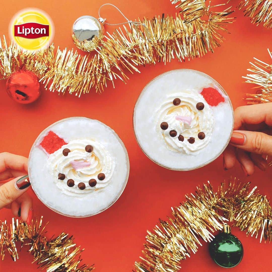 リプトンさんのインスタグラム写真 - (リプトンInstagram)「今日はクリスマス・イヴ🎄🎅🏻 みんなはどう過ごす？大切な家族やお友達と一緒に楽しめるレシピをご紹介！ケーキ作りで余ったホイップクリームを紅茶の上に浮かべるだけ⭐️ チョコペンで顔を描けばかわいい雪だるまになるよ⛄ #リプトン #Lipton #クリスマス #クリスマスイヴ #🎄 #🎅🏻 #おうちでつくろう #アレンジティー #MyinTea #おうちカフェ #おうちcafé #雪だるま #⛄ #ホイップクリーム #リプトンでつながる」12月24日 18時06分 - lipton_japan
