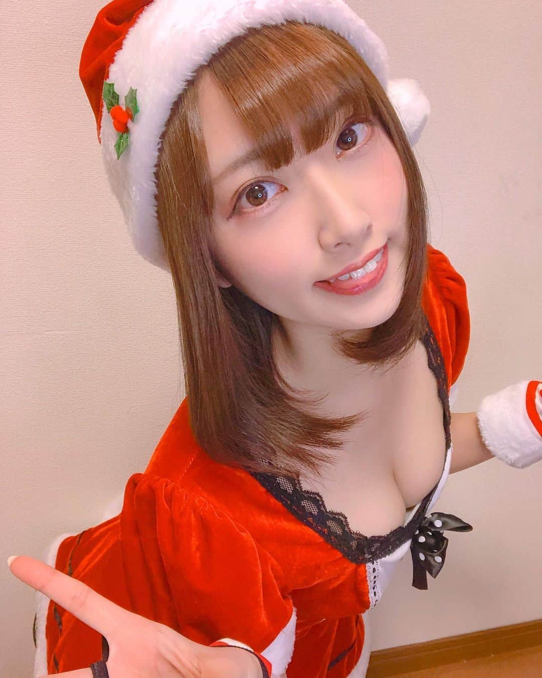 紗雪のインスタグラム：「. メリークリスマス🎄✨ . 紗雪サンタさんだよ❤️❤️ . 今日は20時からミクチャで配信します！ 「クリスマスに一人お家で過ごすなんて！？ ヤダヤダみんなと一緒がいいー！！」 というノリの配信です🙃 見にきてね！ . . malymoon(@malymoon1991 )の衣装可愛い好き✨ . . . . #ショートカット#ショートヘア#ショートボブ#撮影会モデル #モデル#クリスマス#malymoon#cos#cosplay#cosplayer#cosplaygirl#freemodel#model#japanesegirl#japanesecosplayer #selfphotography#lips#Christmas#xmas」