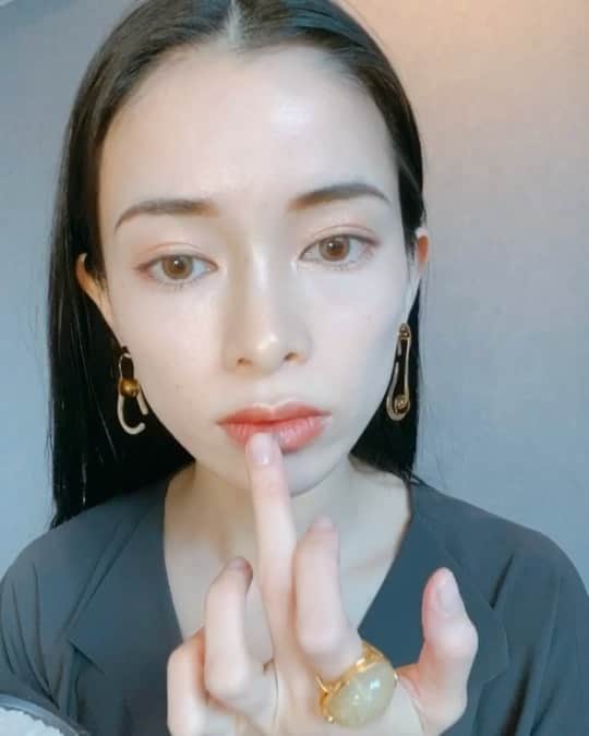 のインスタグラム：「気まぐれで作った凄い雑な動画。爆 肌荒れてらあ.... . ホリデーメイク💄の参考に....！ならんわな🤗 . #selfie #selfiegram  #japanese #tokyo #mom #mother #blackhair #黒髪 #makeup #hairmake  #momlife #mommylife #mommy #男の子ママ #女の子ママ#ママライフ #motherof2 #メイク動画 #動画 #何これ　#いやほんと何これ #アップするほどのもんか #makeup #make #メイクアップ #メイクアップ動画 #makeupmovie」
