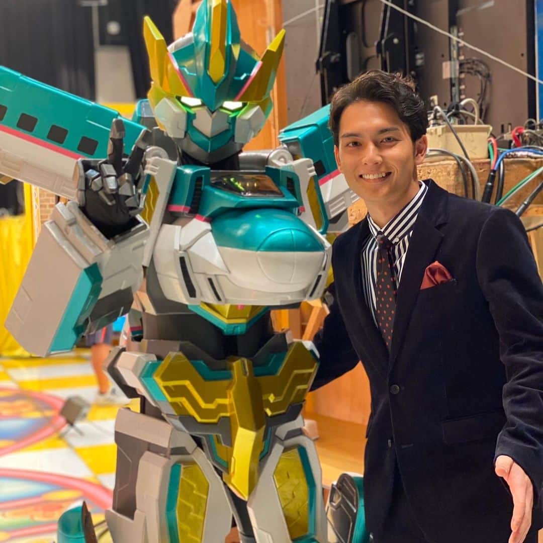 TBSアナウンサー公式さんのインスタグラム写真 - (TBSアナウンサー公式Instagram)「.﻿ 小林廣輝です。﻿ ﻿ 「アッコにおまかせ！」の生放送も﻿ 今年は12月22日で最後でした！﻿ 10月から、担当させていただきましたが﻿ 出演者をはじめスタッフの皆さんにも﻿ 大変お世話になりました。﻿ そしてテレビを観てくださった、沢山の﻿ 視聴者のみなさま！﻿ 本当にありがとうございました﻿ ﻿ ﻿ エンディングには、シンカリオンが登場！﻿ 【劇場版　新幹線変形ロボ　シンカリオン﻿ 未来からきた神速のALFA X】は﻿ 12月27日（金）いよいよ公開です！﻿ ﻿ 「シンカリオン」「アッコにおまかせ！」共々、﻿ また来年も宜しくお願い致します！」12月24日 18時08分 - tbs_annogram