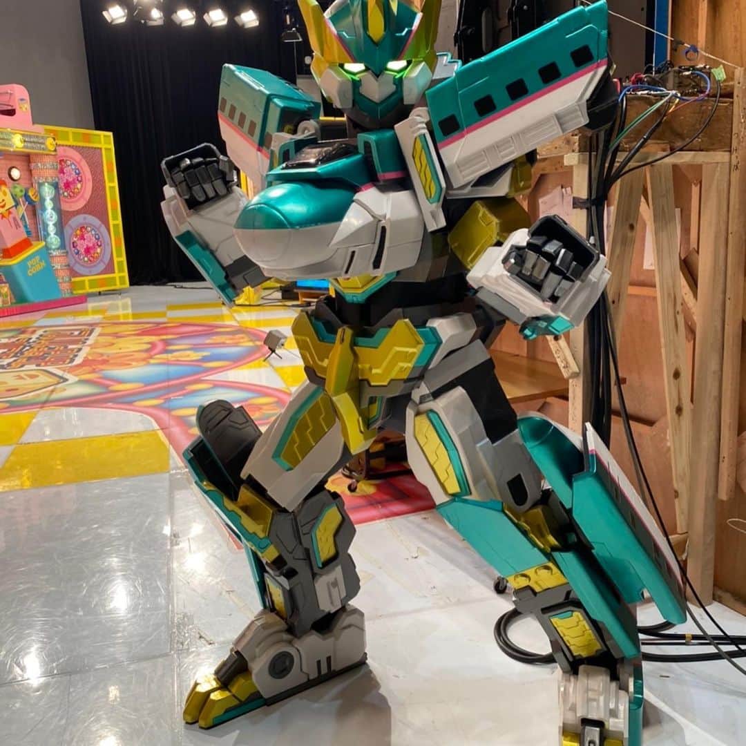 TBSアナウンサー公式さんのインスタグラム写真 - (TBSアナウンサー公式Instagram)「.﻿ 小林廣輝です。﻿ ﻿ 「アッコにおまかせ！」の生放送も﻿ 今年は12月22日で最後でした！﻿ 10月から、担当させていただきましたが﻿ 出演者をはじめスタッフの皆さんにも﻿ 大変お世話になりました。﻿ そしてテレビを観てくださった、沢山の﻿ 視聴者のみなさま！﻿ 本当にありがとうございました﻿ ﻿ ﻿ エンディングには、シンカリオンが登場！﻿ 【劇場版　新幹線変形ロボ　シンカリオン﻿ 未来からきた神速のALFA X】は﻿ 12月27日（金）いよいよ公開です！﻿ ﻿ 「シンカリオン」「アッコにおまかせ！」共々、﻿ また来年も宜しくお願い致します！」12月24日 18時08分 - tbs_annogram
