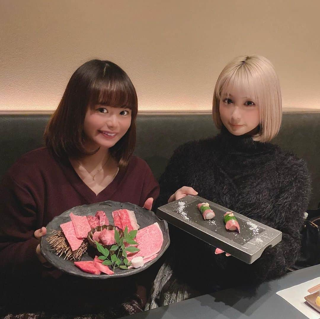 竹尾歩美のインスタグラム：「みんな！メリークリスマス！イブ！ 🎄🎁🍰🎉 先日、大大大好きな事務所の先輩ゆーりさん(@yu_ri_ysd )と2人で忘年会をしたよ！お肉！焼肉ですっ🍻 すっごく雰囲気のいい焼肉屋さんで、お肉どれもとろける〜。美味しかったです…！ごちそうさまでしたっ！！ 忘年会はお互いの話をたくさんしたよ。ゆーりさんはいつも私の話をしっかり聴いてくれて、アドバイスもくれて…😭✨もう5年以上のお付き合いになるけど、ずっと変わらず私に笑顔で接してくれる。「竹尾！」って明るく呼んでくれる。そんなゆーりさんが大好きだし、支えてもらってます。 今年もありがとうございました❤️ . #吉田有里　さん#シグマセブン#メリークリスマスイブ#忘年会#焼肉#尾美」