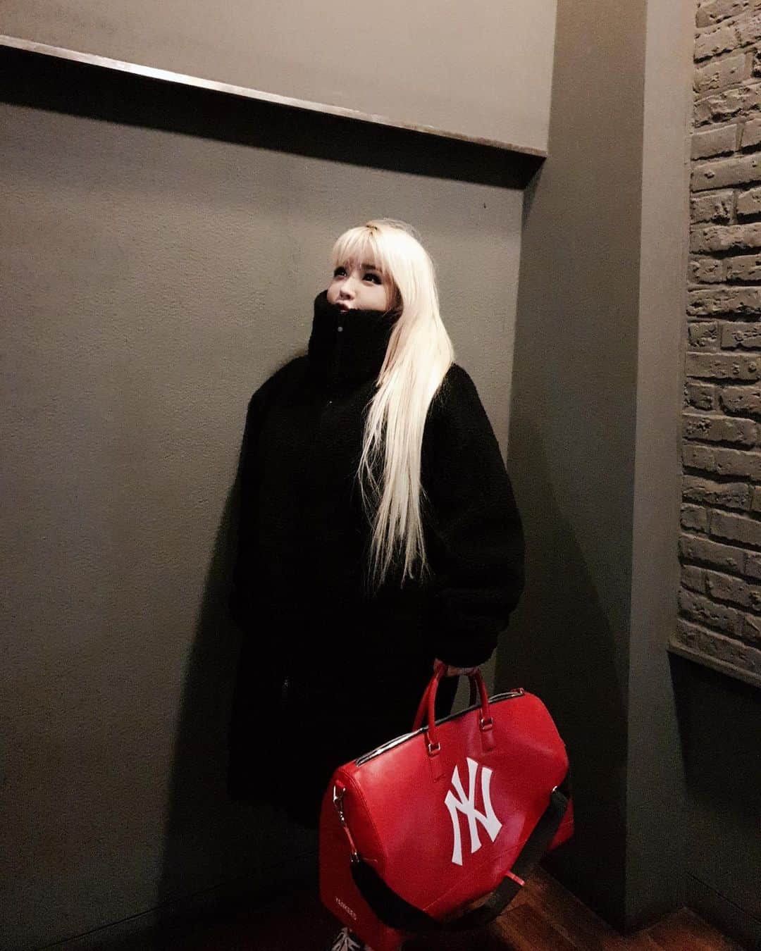 パク・ボムのインスタグラム：「여러부운~ 여러분도 메리 크리스마스 보내시구요~~ 즐거운 크리스마스~ 보내세요~💋👑🎄🥳 Merry Christmas~😘 #2ne1 @dnation_official #dnation #디네이션 #박봄 #parkbom #bompark #ぼム #朴春‎#بارك_بوم#」