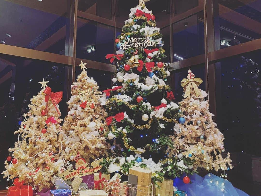 リゾートホテルオリビアン小豆島さんのインスタグラム写真 - (リゾートホテルオリビアン小豆島Instagram)「メリークリスマス‼️ 今日はクリスマスイブですよ〜！ サンタさんはどんなプレゼントを持ってきてくれますかね〜❓ 楽しみですね❗️ 是非楽しいクリスマスを過ごしてくださいね〜❗️」12月24日 18時17分 - olivean_shodoshima