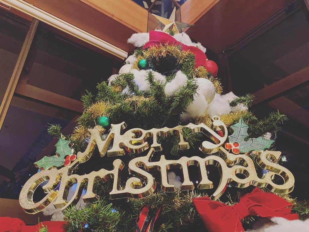 リゾートホテルオリビアン小豆島さんのインスタグラム写真 - (リゾートホテルオリビアン小豆島Instagram)「メリークリスマス‼️ 今日はクリスマスイブですよ〜！ サンタさんはどんなプレゼントを持ってきてくれますかね〜❓ 楽しみですね❗️ 是非楽しいクリスマスを過ごしてくださいね〜❗️」12月24日 18時17分 - olivean_shodoshima