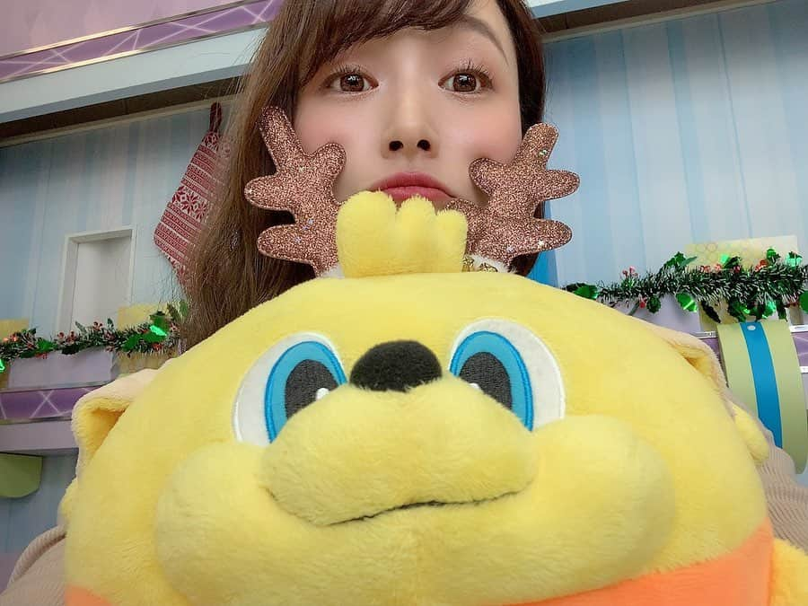 岩本恵美加さんのインスタグラム写真 - (岩本恵美加Instagram)「𓂃𓂂 𓈒❁𓈒𓏸*﻿ スポーツキャスターとして トコチャンワイドの『トコスポ』に 出演させて頂きました👩‍🏫 ㅤㅤ 12/8に行われたプレミアリーグ最終節 清水エスパルスユースの試合の様子と #五十嵐海斗 選手、 #青島太一 選手 #平岡宏章 監督のインタビューをお届けしました⚽️ ㅤㅤ 大学へ進む選手の 「4年後帰って来たい」という言葉が 実現する事を願って応援したいと思います☺️ ㅤㅤ トップに上がる #川本梨誉 選手 #エリック 選手の 来季の活躍にも期待が高まります🤗 ㅤㅤ そしてもちろん 来季のエスパルスユースも応援しますよ📣✨ ㅤㅤ ┈┈┈┈┈┈┈┈┈┈┈┈┈┈┈┈┈┈┈┈┈ #soccer #jleague #spulse #spulseyouth #xmas #christmas #selfie #shizuoka #shimizu #サッカー #jリーグ #清水エスパルス #清水エスパルスユース #エスパルス #エスパルスユース #プレミアリーグ #パルちゃん #トナカイ #クリスマス #クリスマスイブ #トナカイコーデ」12月24日 18時25分 - emk_iwmt