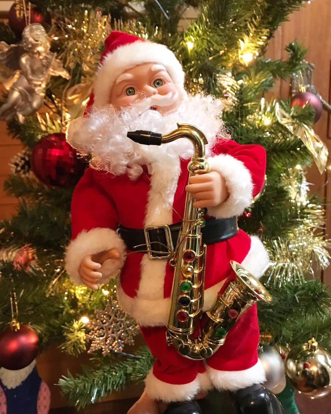 一木エリカのインスタグラム：「Christmas Sax Santa🎅🎷 お母さんが買ってた🎷ウケタHoHoHo  #sax #saxophone #santasax #santaclaus #christmaseve #tennorsax #可愛い #サンタさん #サンタさんサックス吹ける #ウケる #母って面白い」