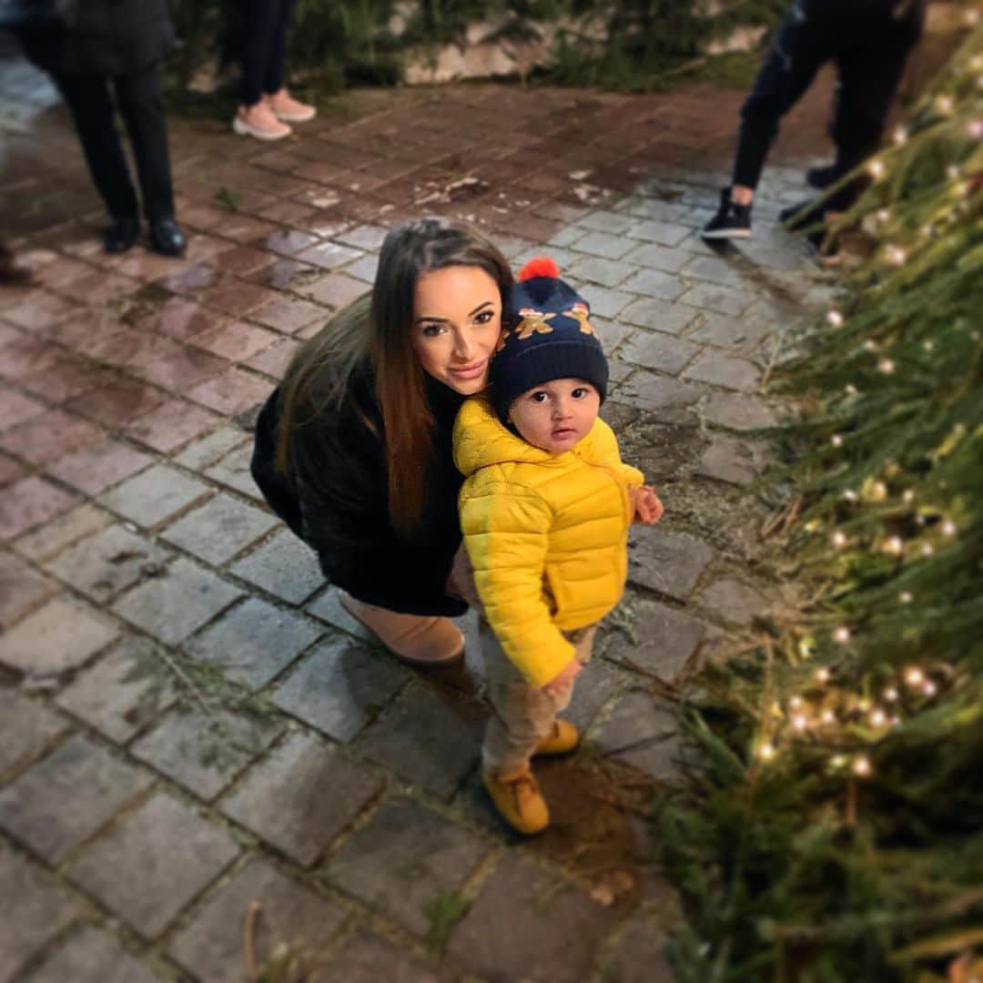 ラリサ・ヨルダケのインスタグラム：「Craciunul meu! ❤️ • Fie ca aroma de brad, portocala, colindele, cozonacul cald si mirosul de iarnă să vă umple inimile de bucurie şi sufletele de linişte. Crăciun Fericit! ❤️」