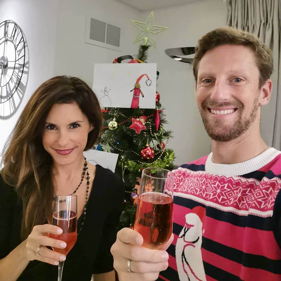 ロマン・グロージャンのインスタグラム：「Merry Xmas from us 🎅🎄❤️ Joyeux Noël les amis @mariongrosjean」
