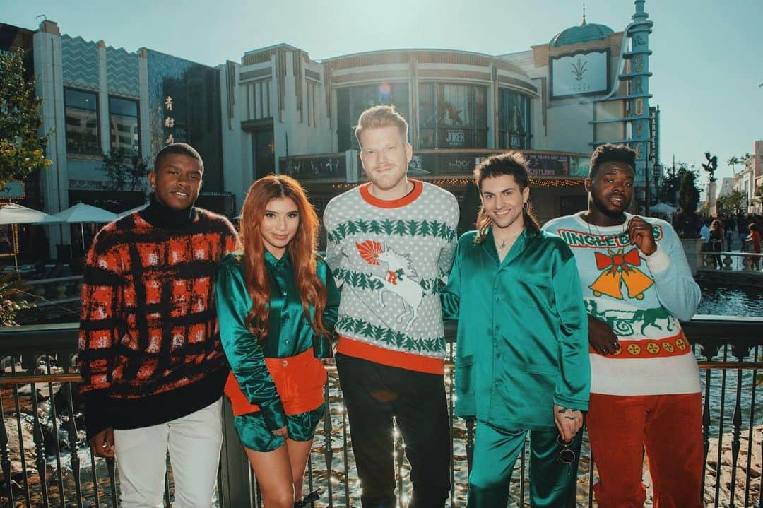 ペンタトニックスさんのインスタグラム写真 - (ペンタトニックスInstagram)「Merry Christmas Eve! #12DaysofAPTXChristmas #TheBestofPTXChristmas」12月25日 3時53分 - ptxofficial