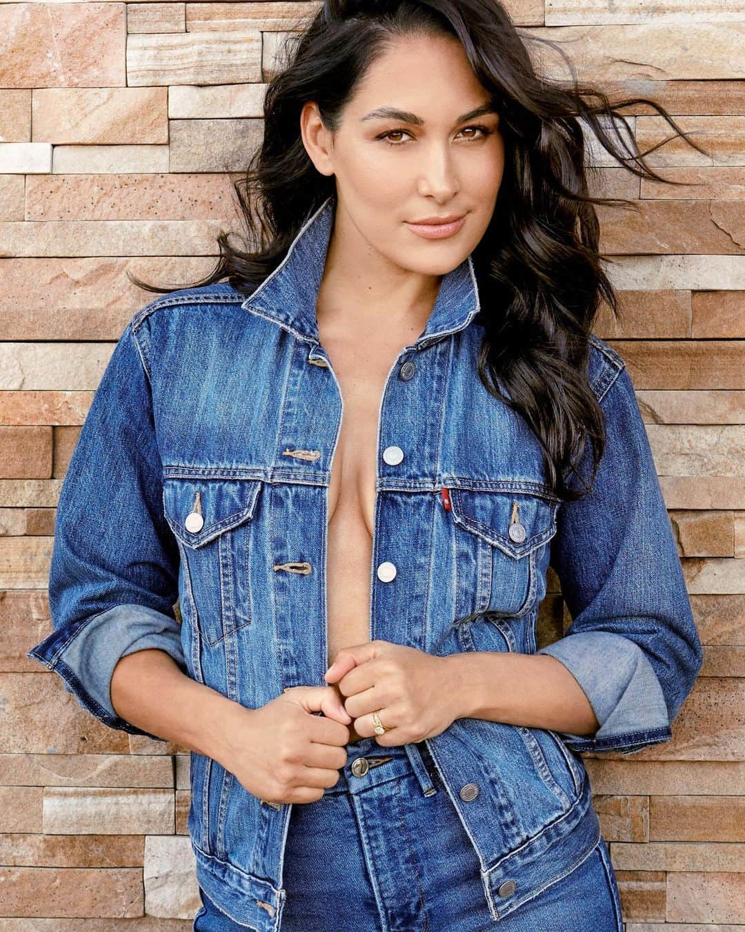 ポール・ノートンさんのインスタグラム写真 - (ポール・ノートンInstagram)「@thebriebella rocking a Canadian tuxedo and lookin smokin hot for @healthmagazine shot by @yutsai88 w/ #hair by Me @leobypaulnorton & @the.christianc using @unite_hair @wellahair @redken @babylissprousa #I makeup by @honeybeileen #styling by @nataliesaidi #briebella #thebellatwins #totalbellas」12月25日 3時54分 - paulnortonhair