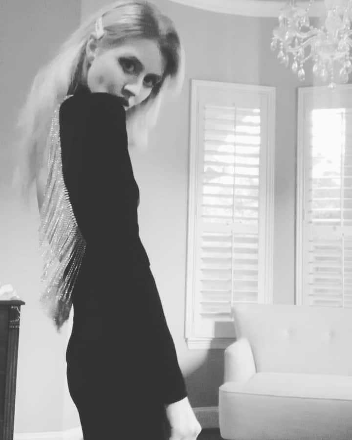 アリソン・ハーバードのインスタグラム：「my new favorite dress 😍 @lpa | @revolve」