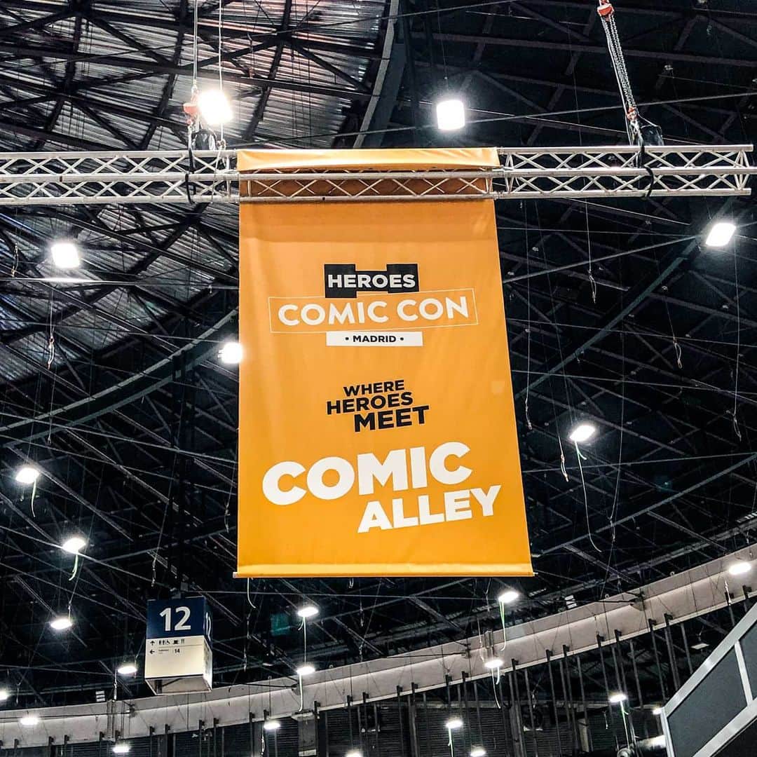 RB Silvaのインスタグラム：「Levei um tempinho mas não poderia deixar de postar um breve registro da minha participação na @heroes_comiccon Madrid. Esses são alguns de vários momentos inesquecíveis que tive durante os 2 dias de Artist Alley. Muito obrigado a todos que foram ao evento e pararam na minha mesa para me parabenizar pelo meu último projeto publicado. E muito obrigado @gabriela_csp pelo registro. Você é a melhor esposa do mundo. 💜 #heroescomicconmadrid #ComicCon #madrid #spain🇪🇸 #RBSilva」