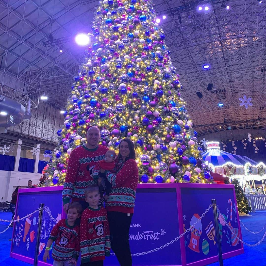 ブラッド・グザンさんのインスタグラム写真 - (ブラッド・グザンInstagram)「Merry Christmas from us to you! 🎄🎁🎅 #nicelist #1stChristmas」12月25日 4時02分 - bguzan