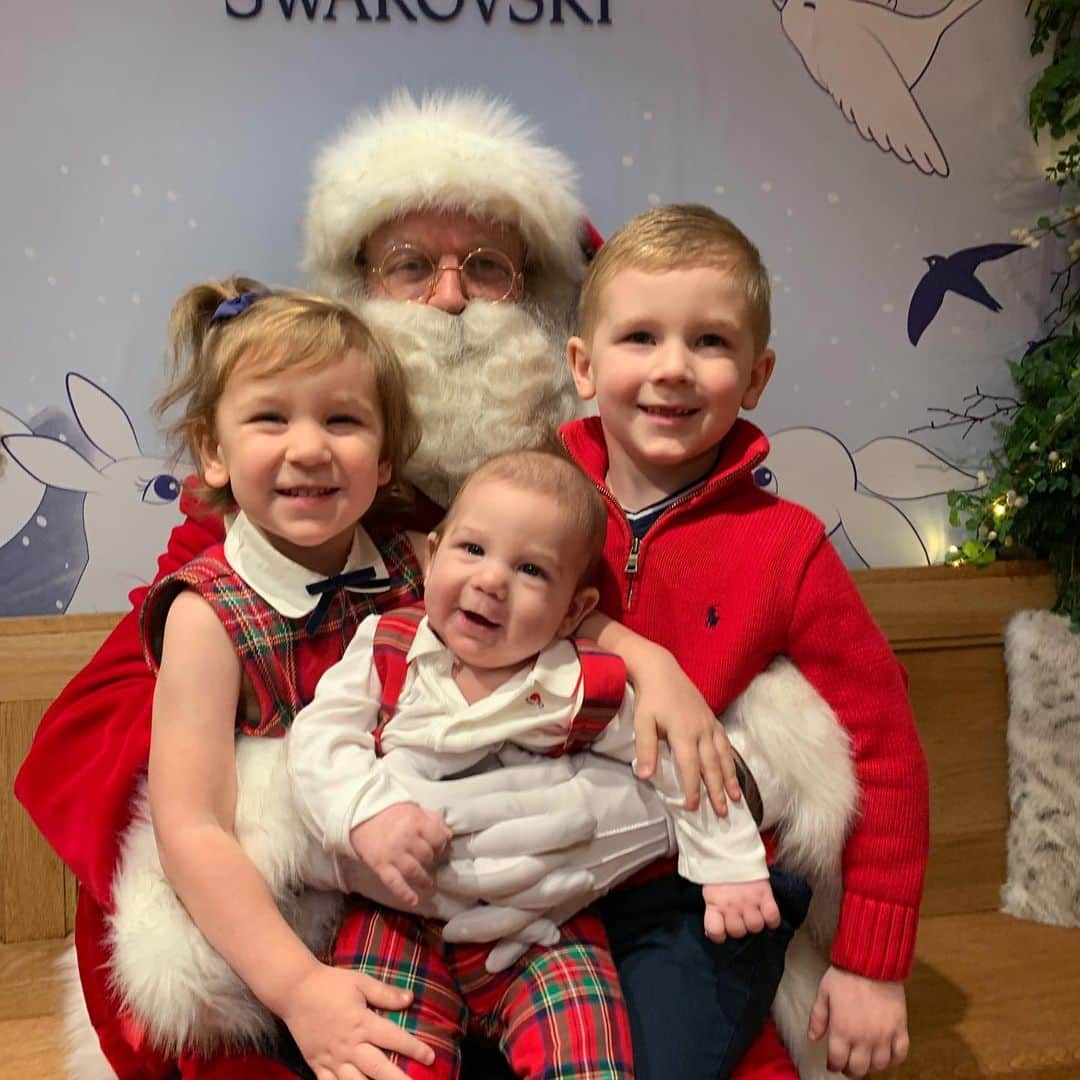 ブラッド・グザンのインスタグラム：「Merry Christmas from us to you! 🎄🎁🎅 #nicelist #1stChristmas」