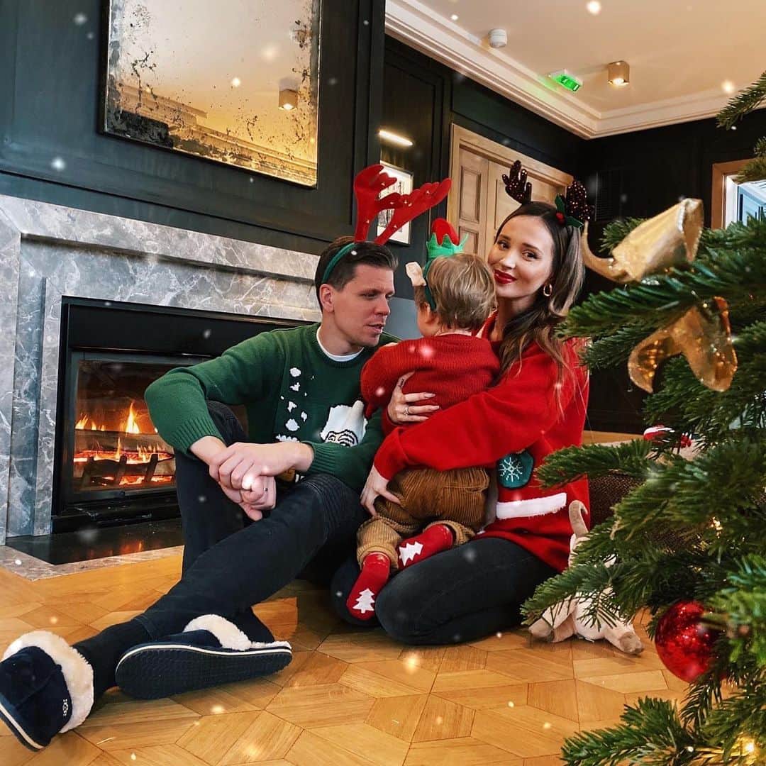ヴォイチェフ・シュチェスニーのインスタグラム：「Merry Christmas 🎁🎄 @marina_official #familytime」