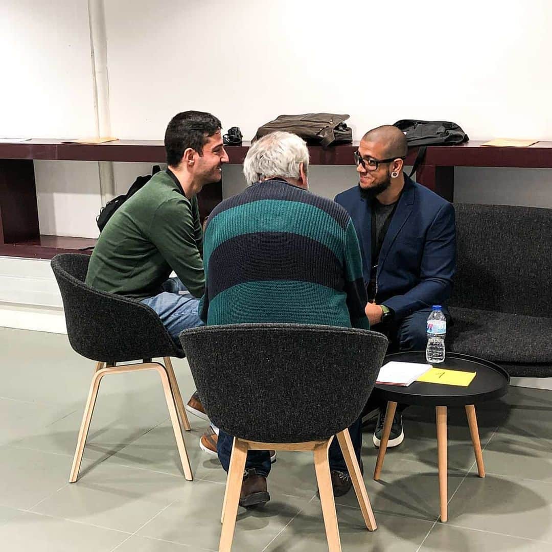 RB Silvaのインスタグラム：「O primeiro dia de evento foi o mais movimentado por conta do cronograma estabelecido. Entrevistas, painel e etc. Sempre que dirigido a imprensa e a um grande público, tive a ajuda do tradutor, diretor e agora amigo @peragolli. Definitivamente uma das boas surpresas dessa viagem. Muito obrigado por tudo meu brother!! #heroescomicconmadrid #madrid #spain🇪🇸 #RBSilva #ComicCon」