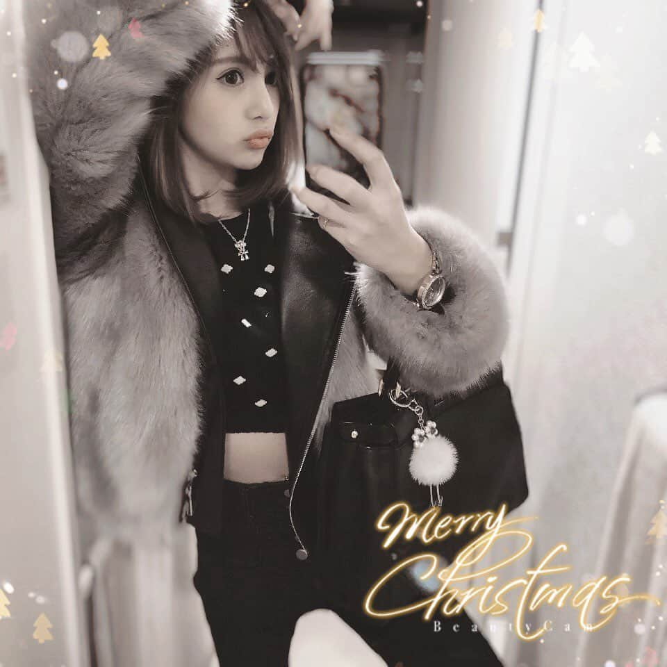 冴木エリカのインスタグラム：「﻿ Merry Xmas🎄✨﻿ ﻿ 今年のXmasはどちらもお仕事！！﻿ ３０日まで連勤だぁ〜〜﻿ 後もう少し悔いのないように﻿ やり切ろう(°▽°)🍀﻿ ﻿ お仕事の優先順位は﻿ １番にしておく事で﻿ 私の充実感は大きく左右する。﻿ 価値のあるものにするか？しないか？﻿ ぜーんぶ自分次第だね☝️﻿ ﻿ ﻿ ﻿ ﻿ ﻿ ﻿ ﻿ ﻿ ﻿ ﻿ ﻿ ﻿ ﻿ ﻿ ﻿#お仕事女子#年末#最後まで笑っていよう #進んだらまた違う世界が見えるさ #過去にとらわれず未来に怯えず今を生きろ #自分のために#叶えたいこと#望むもの #掴みに行くんで#やらないよりマシ#即行動 #置いていかれる人#追い越す人#happy ﻿ ﻿ ﻿ ﻿ ﻿」