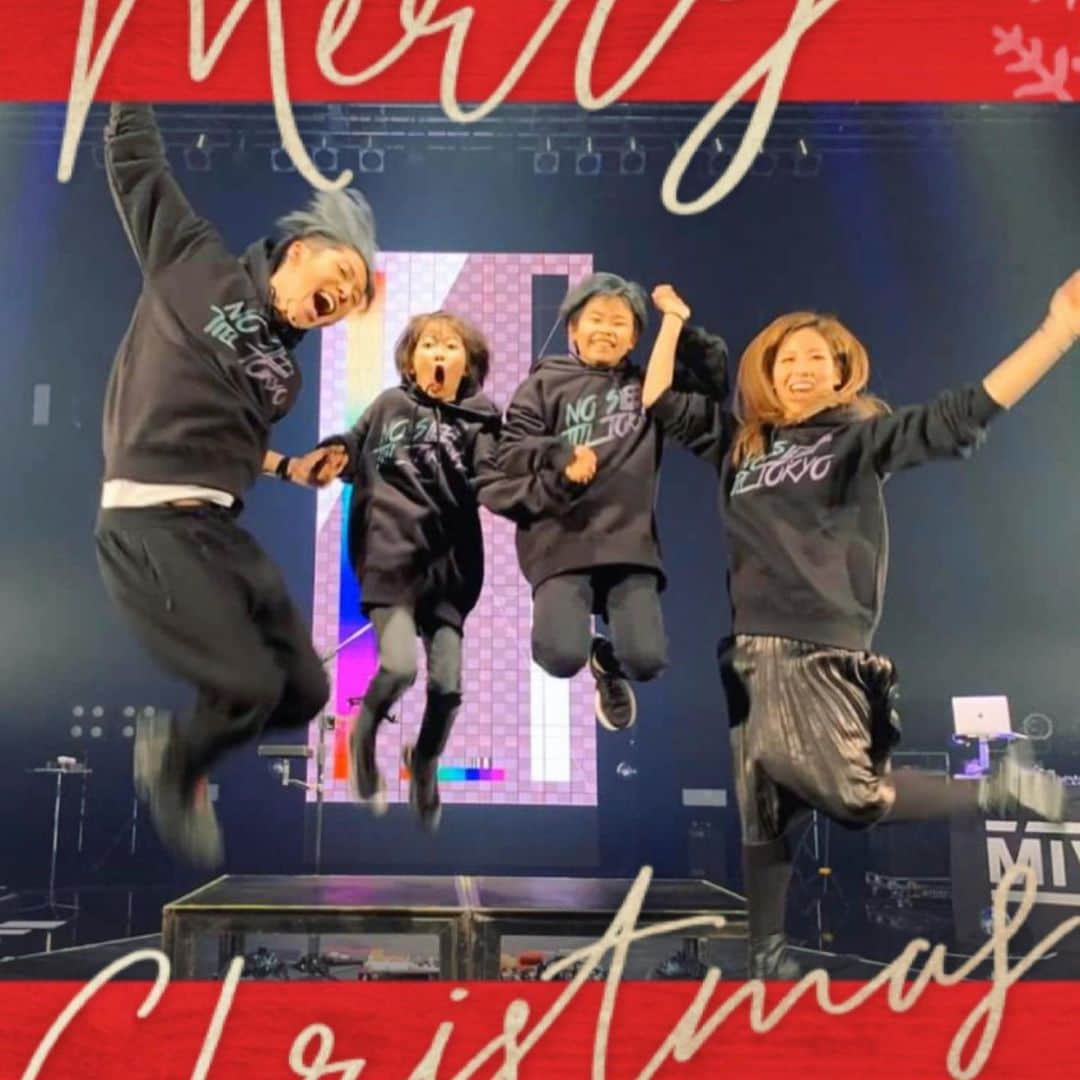 雅-MIYAVI-さんのインスタグラム写真 - (雅-MIYAVI-Instagram)「Merry Christmas to you all!!!! Love from the #Ishiharas 🎉🎉🥳👍🏻🎄💙🎅🏻🎁」12月25日 4時19分 - miyavi_ishihara