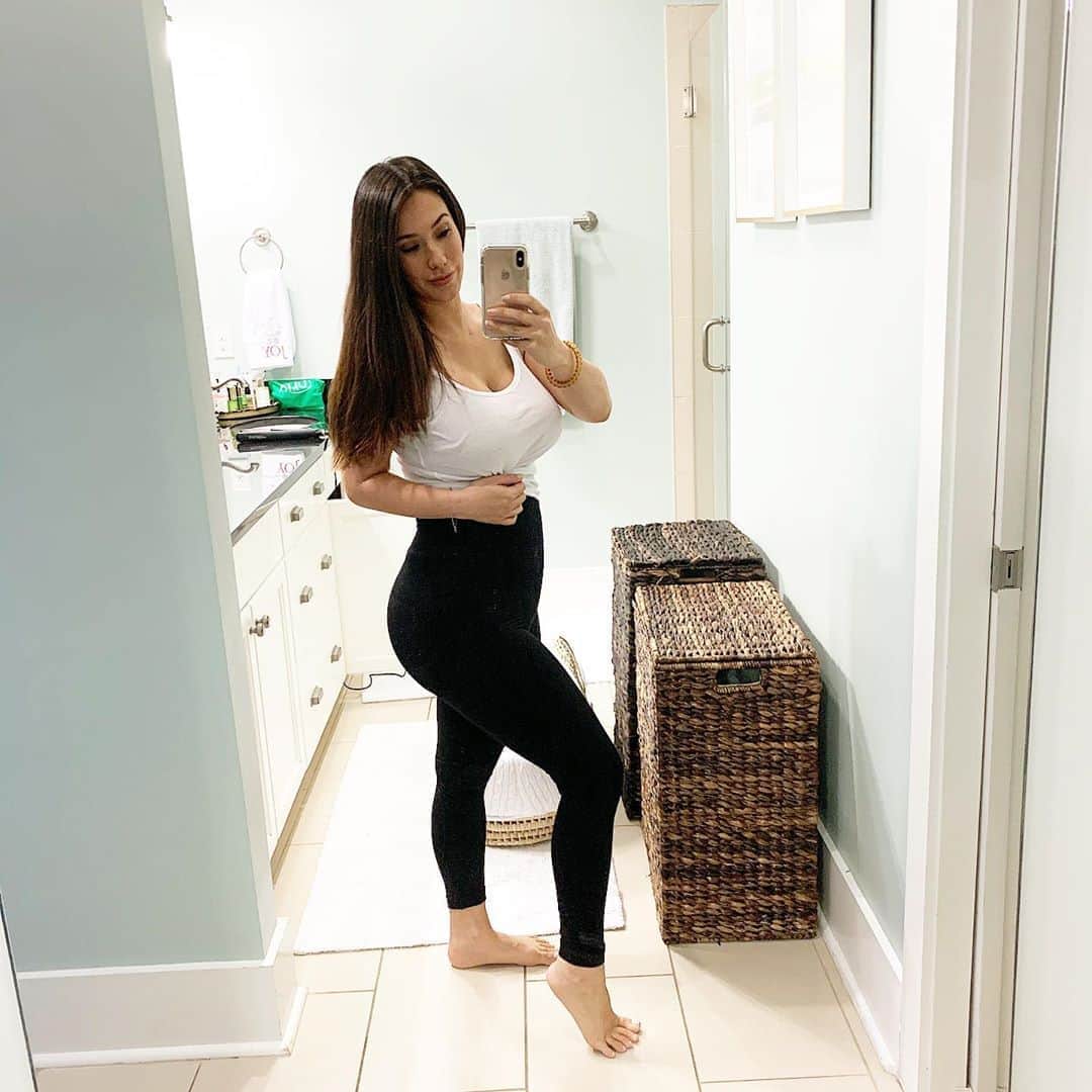 Eva Loviaさんのインスタグラム写真 - (Eva LoviaInstagram)「Not even two weeks out. Yes I’m wearing compression leggings so that definitely helps, but this isn’t to brag like wow look at me it’s to prove you don’t need to be crazy and diet and jump back into the gym. I’m still about 10 lbs over my pre pregnancy weight and I know I’m going to have to EVENTUALLY get back into the gym to tone everything and probably lose whatever doesn’t drop off in a month or so on it’s own. But for now I’m focusing on HEALING, that means nutritious foods (and the occasional, okay nightly sweet treat), rest, and lots of baby time.」12月25日 4時21分 - evalovia