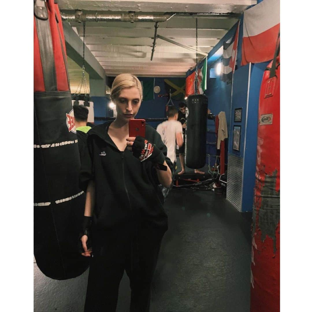 リアンヌさんのインスタグラム写真 - (リアンヌInstagram)「I hope everyone is having a lovely Xmas eve! I’m announcing some big news tomorrow 🥳  Video from last night practicing my Kung fu punch and kicking forms with @zkkfbds! Working towards my goals for 2020! ハッピークリマスイブ！明日大きなニュースを発表しますよ🥳  今日カンフーの練習！#fightcitygym #nike」12月25日 4時21分 - cream_with_a_k