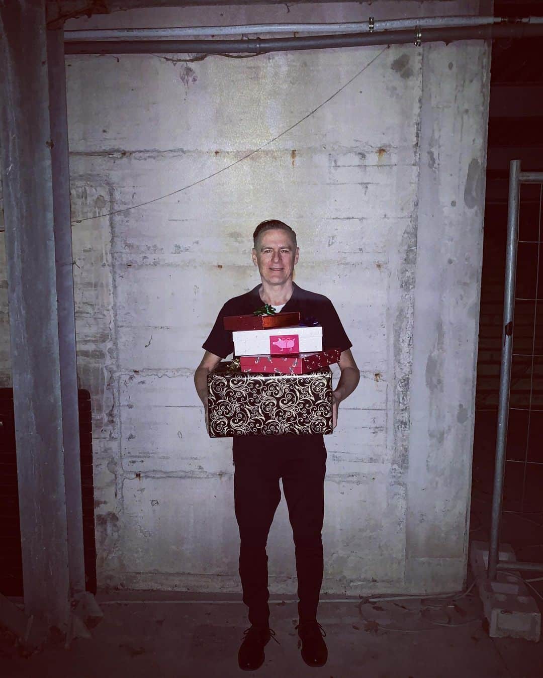 ブライアン・アダムスのインスタグラム：「Give! 🎅🏻 🎁 #theressomethingaboutchristmastime #bryanadamschristmas #joeandmary #merrychristmas #mustbesanta」