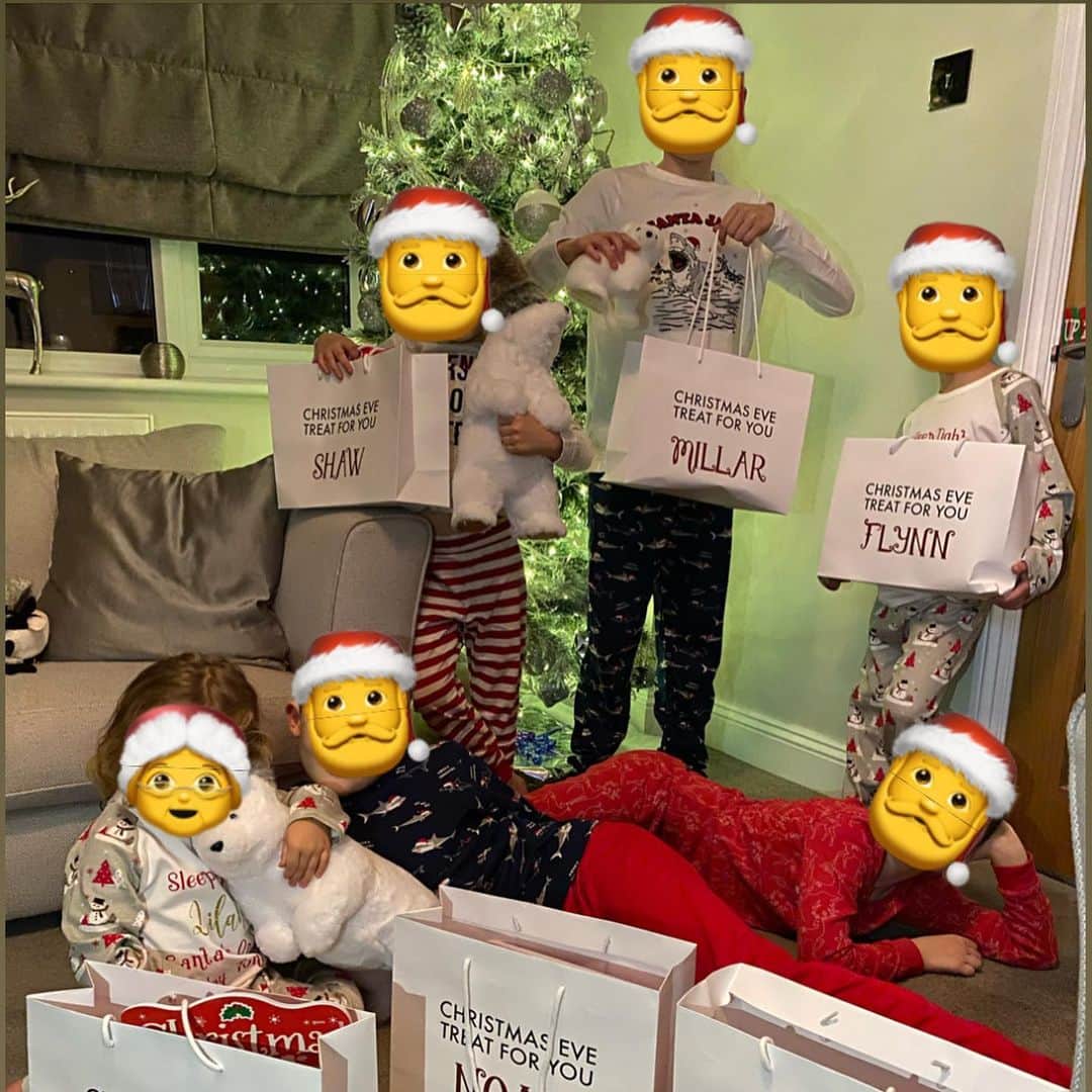 アントン・ファーディナンドさんのインスタグラム写真 - (アントン・ファーディナンドInstagram)「Happy Christmas Eve to everyone We are so excited for Christmas we decided to give our kids and there cousins a treat on the eve of Christmas thank you to @oh.so.personalised for the gift bags with the PJ’s and Santa’s snacks ❤️」12月25日 4時31分 - anton_ferdinand5