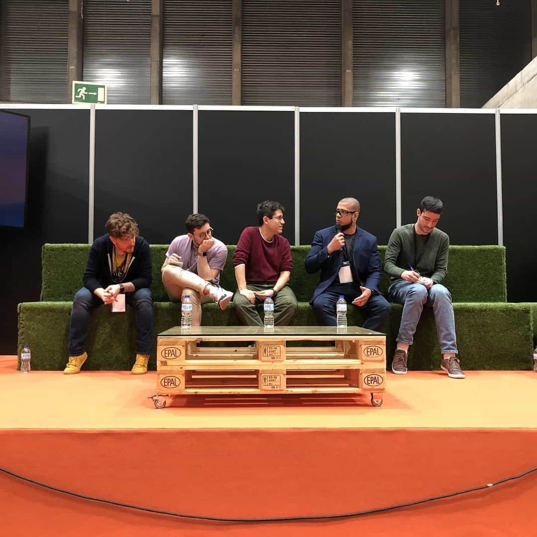 RB Silvaのインスタグラム：「Painel / bate-papo com os leitores. Outra grande surpresa foi conhecer o @matteo.lolli  e descobrir que ele além de ser super legal, é fã da culinária e especiarias Brasileiras. Tivemos uma longa conversa e fiquei surpreso em descobrir que nossa forma de trabalhar é muito parecida, situações do dia a dia, algumas delas ligadas as esposas, sério, foi muito divertido. Foi um prazer conhecê-lo Matteo, espero revê-lo em breve. Pode deixar que eu compro uma carambola pra você e te levo na próxima. #heroescomicconmadrid #spain🇪🇸 #madrid #RBSilva #ComicCon」