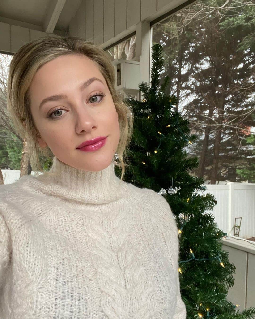 リリ・ラインハルトのインスタグラム：「A berry colored lip for the holiday season 🍇 #COVERGIRLMADE (@covergirl products used: ultra fine brow pencil, “high roller” lipstick, exhibitionist mascara, trublend serving sculpt palette, and “candylicious” lip gloss)」