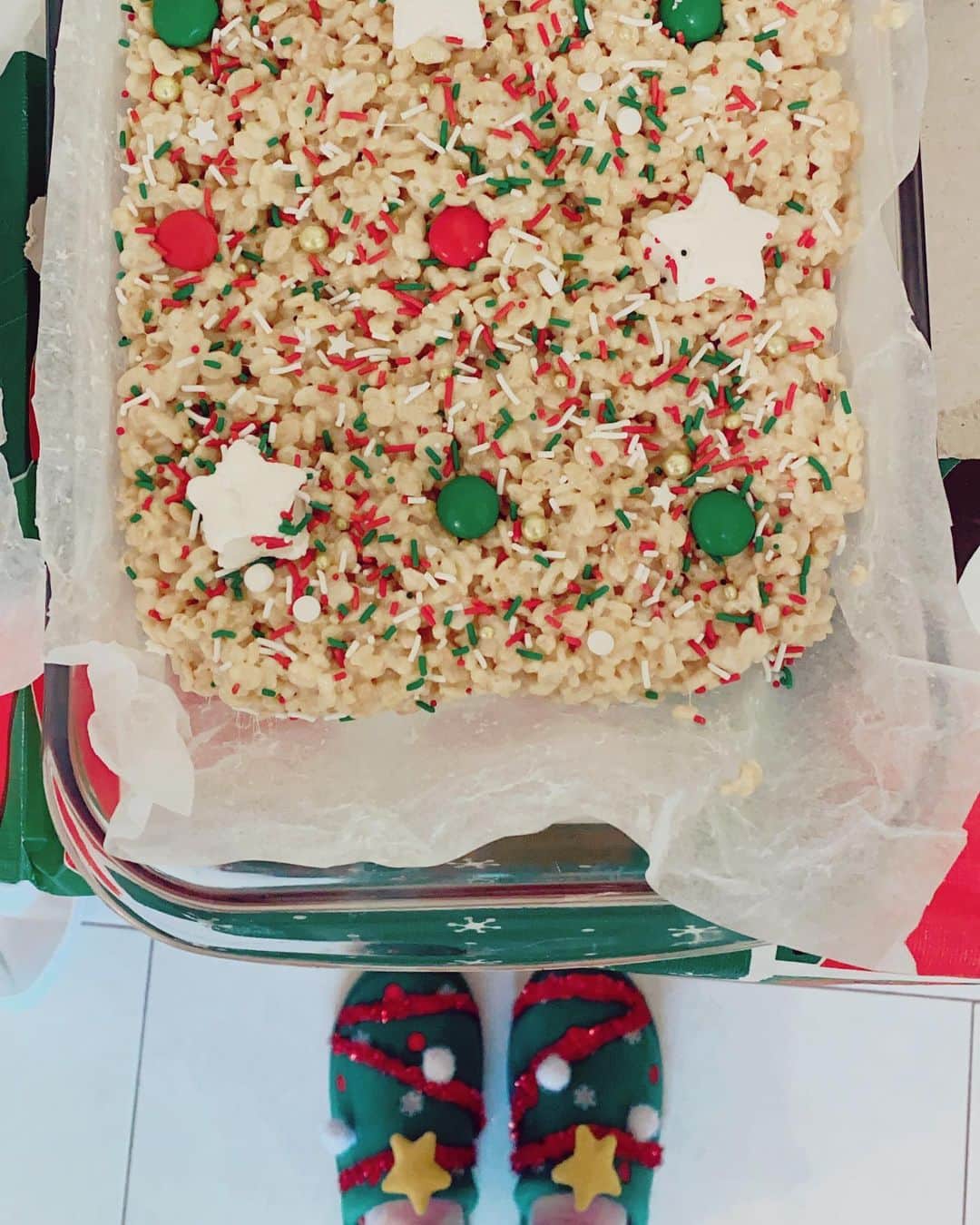 サイモンとマルティナさんのインスタグラム写真 - (サイモンとマルティナInstagram)「Using Canadian maple flavoured marshmallows and hazelnut chocolate M&Ms for rice crispy treats with a festive flair🎅🏼 I prefer mine to be super soft and gooey. Are you a crispy crunchy or ooey gooey dessert person? #christmasdesserts」12月25日 4時42分 - eatyourkimchi
