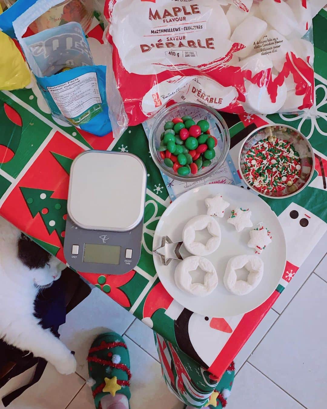 サイモンとマルティナのインスタグラム：「Using Canadian maple flavoured marshmallows and hazelnut chocolate M&Ms for rice crispy treats with a festive flair🎅🏼 I prefer mine to be super soft and gooey. Are you a crispy crunchy or ooey gooey dessert person? #christmasdesserts」