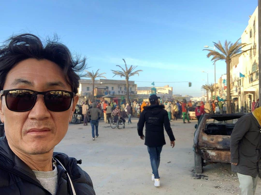 ホ・ジュノのインスタグラム：「Happy Merry Christmas 🎄 . #morocco #군밤 #탈출 . 모로코에서 영화 촬영중 입니다 🎬 . 크리스마스 파티를 군밤과 함께 ~ 따듯하고 행복한 성탄절 되세요 🙏」